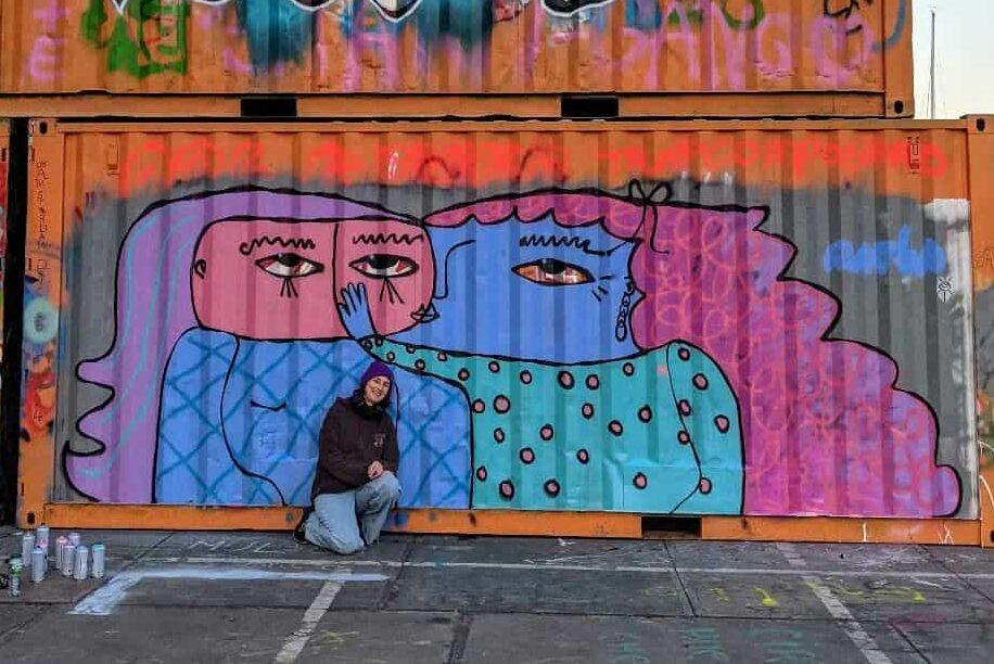 Graffiti "Closeness. not Coolness" von Marla in Amsterdam mit 2 Frauen